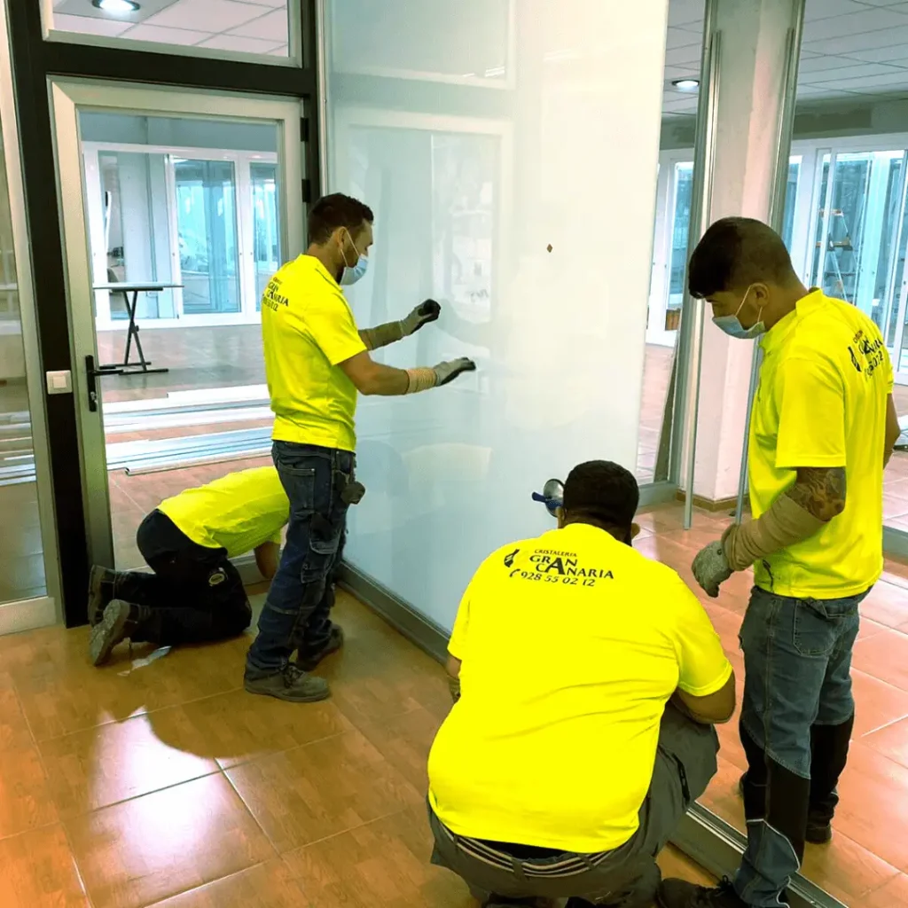 equipo instalando cristal